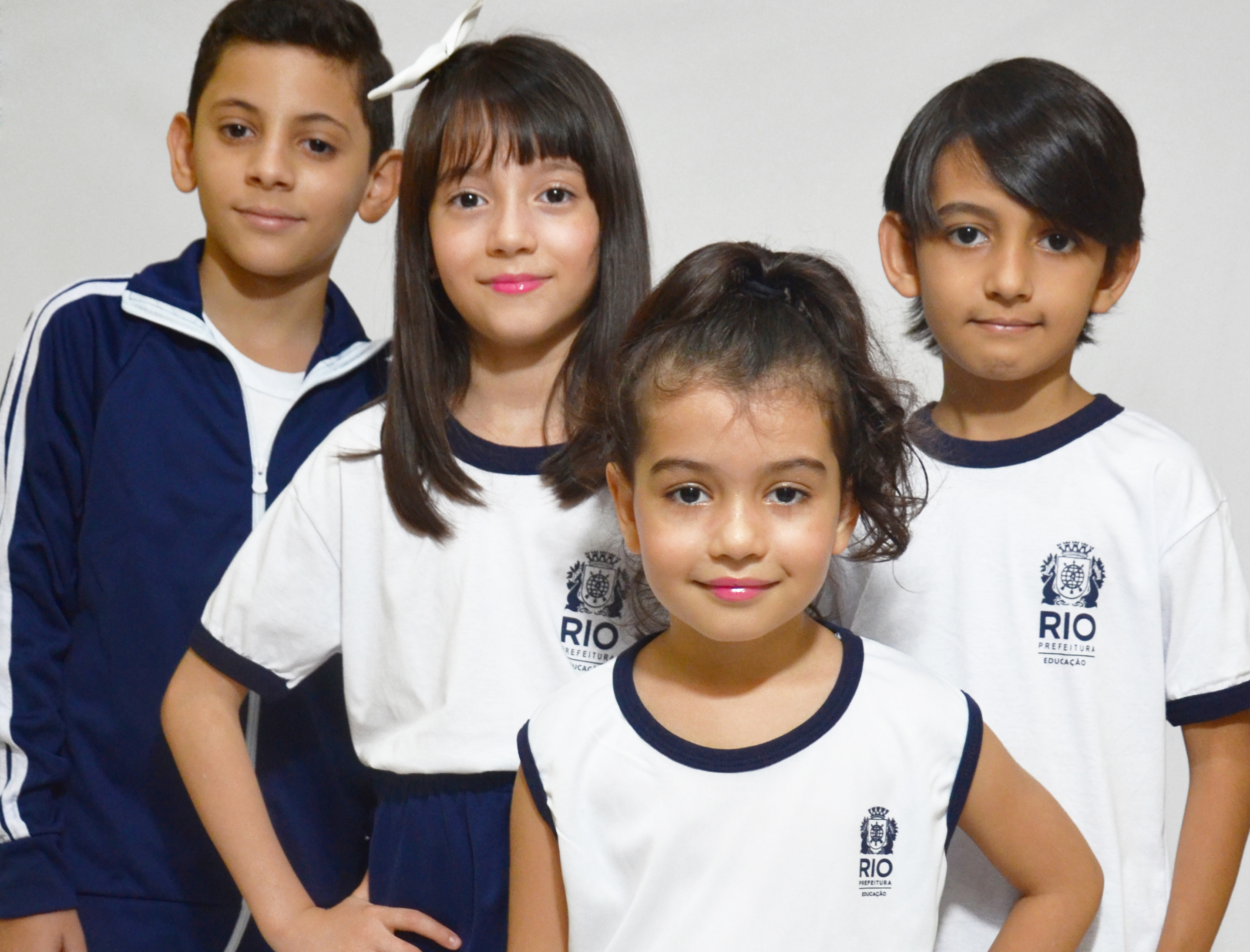 Crianças com uniformes escolares