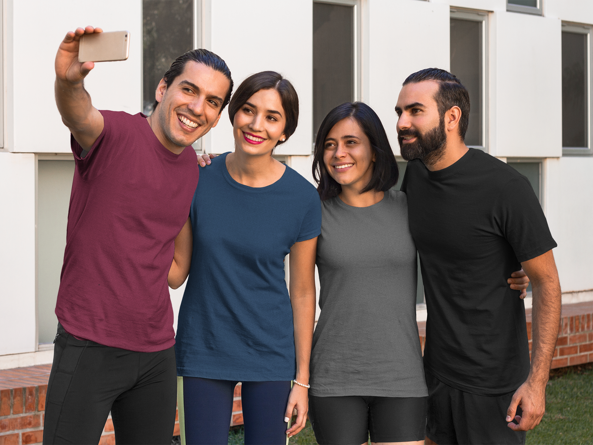 Amigos tirando selfie com camisetas