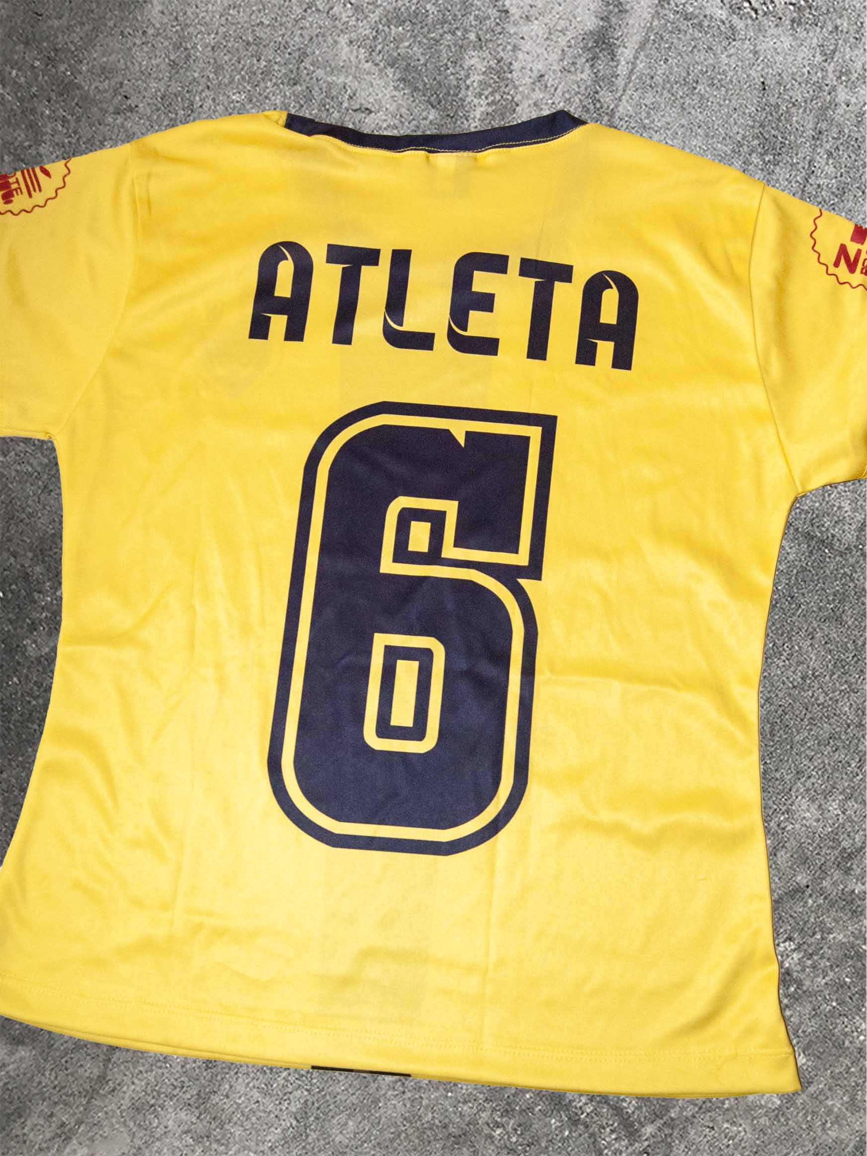 Costas de camiseta amarela de atleta