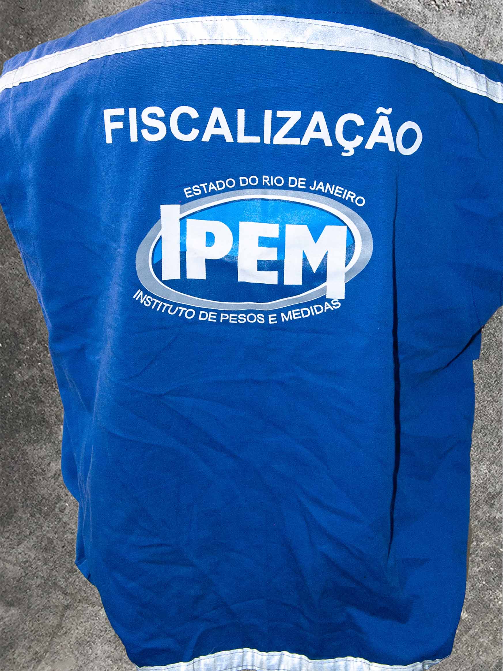 Costas de colete azul de fiscalização IPEM