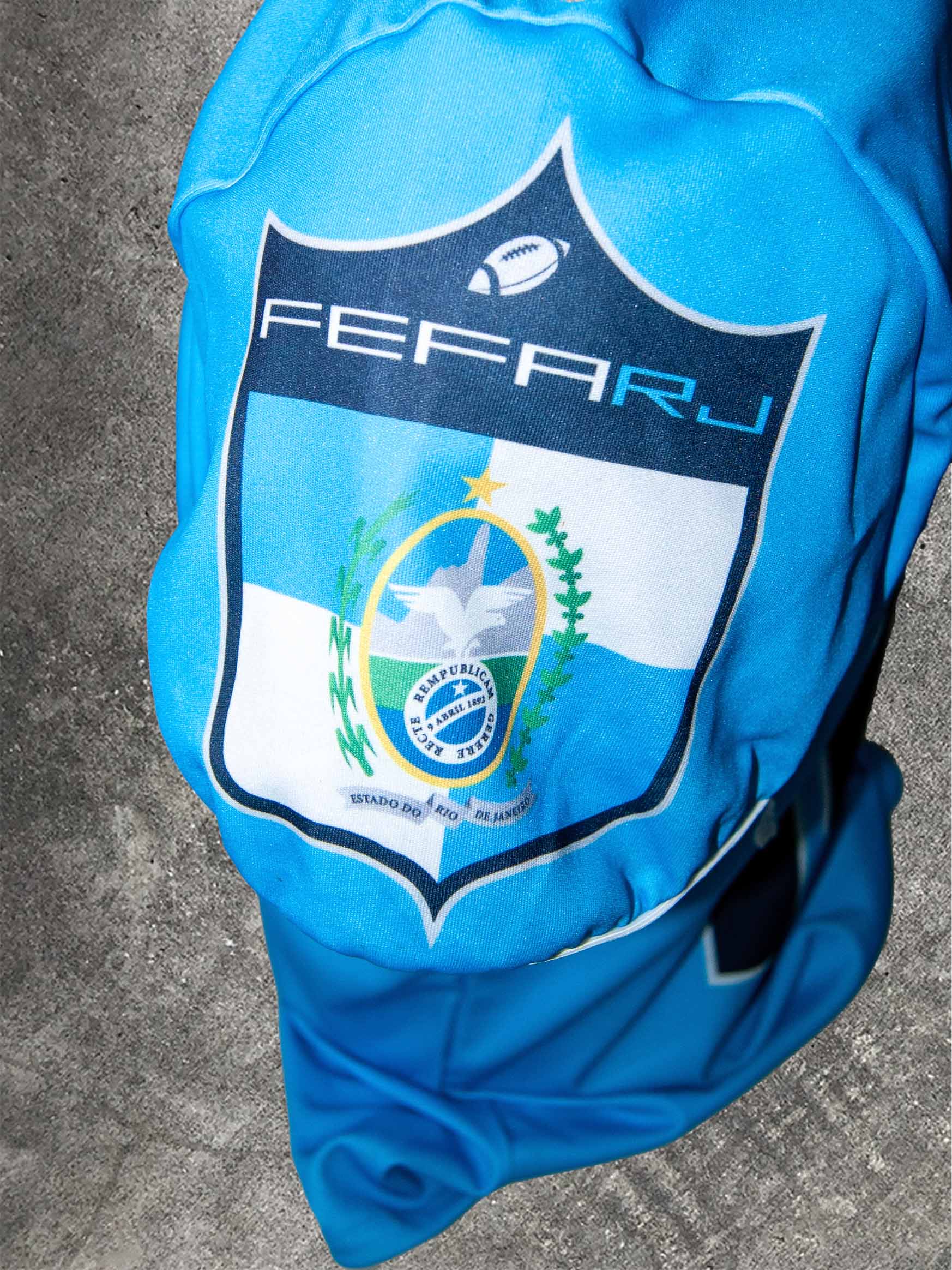 Detalhe do logo em camisa de time