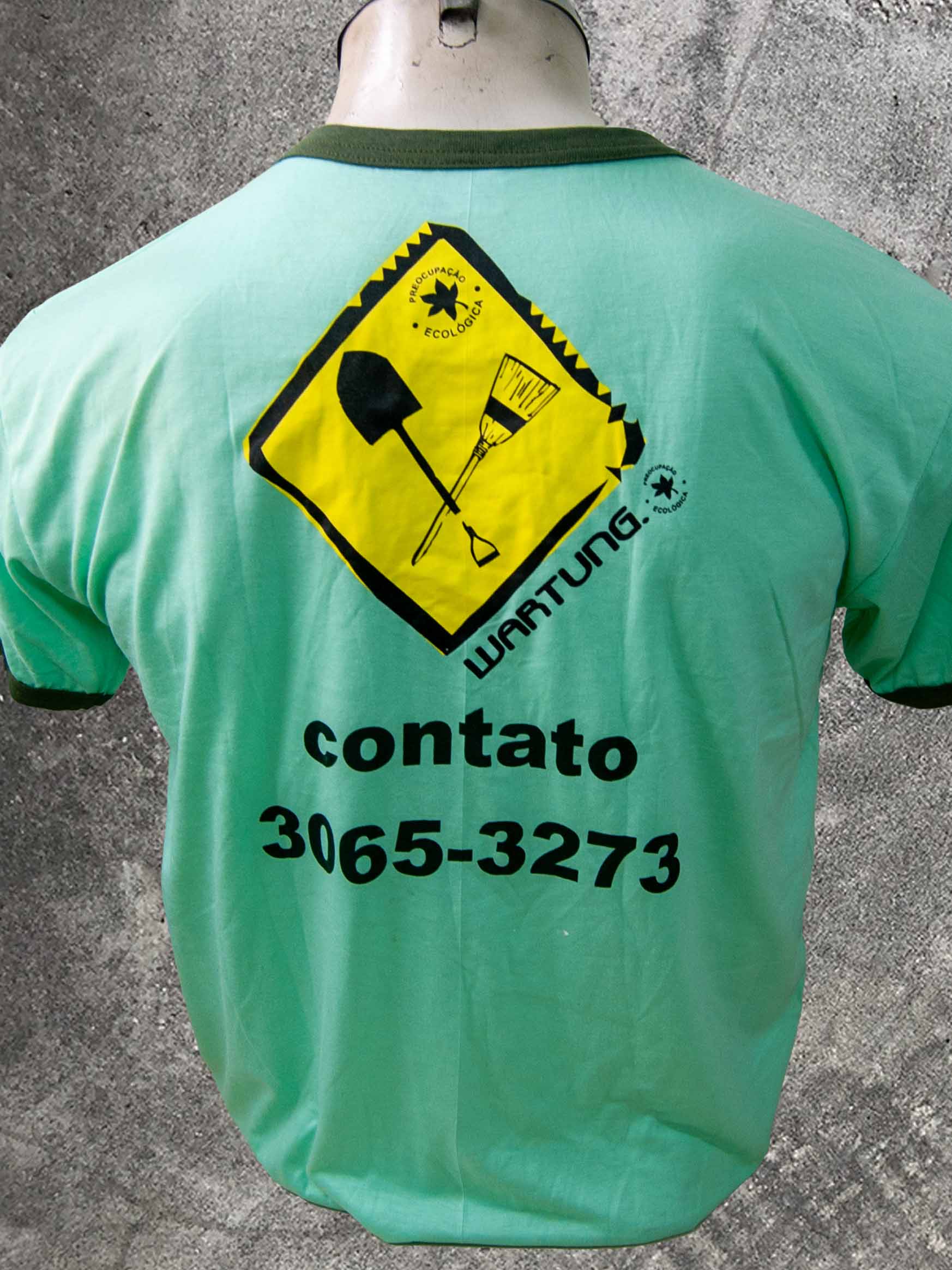 Costas de camiseta verde com logo Wartung