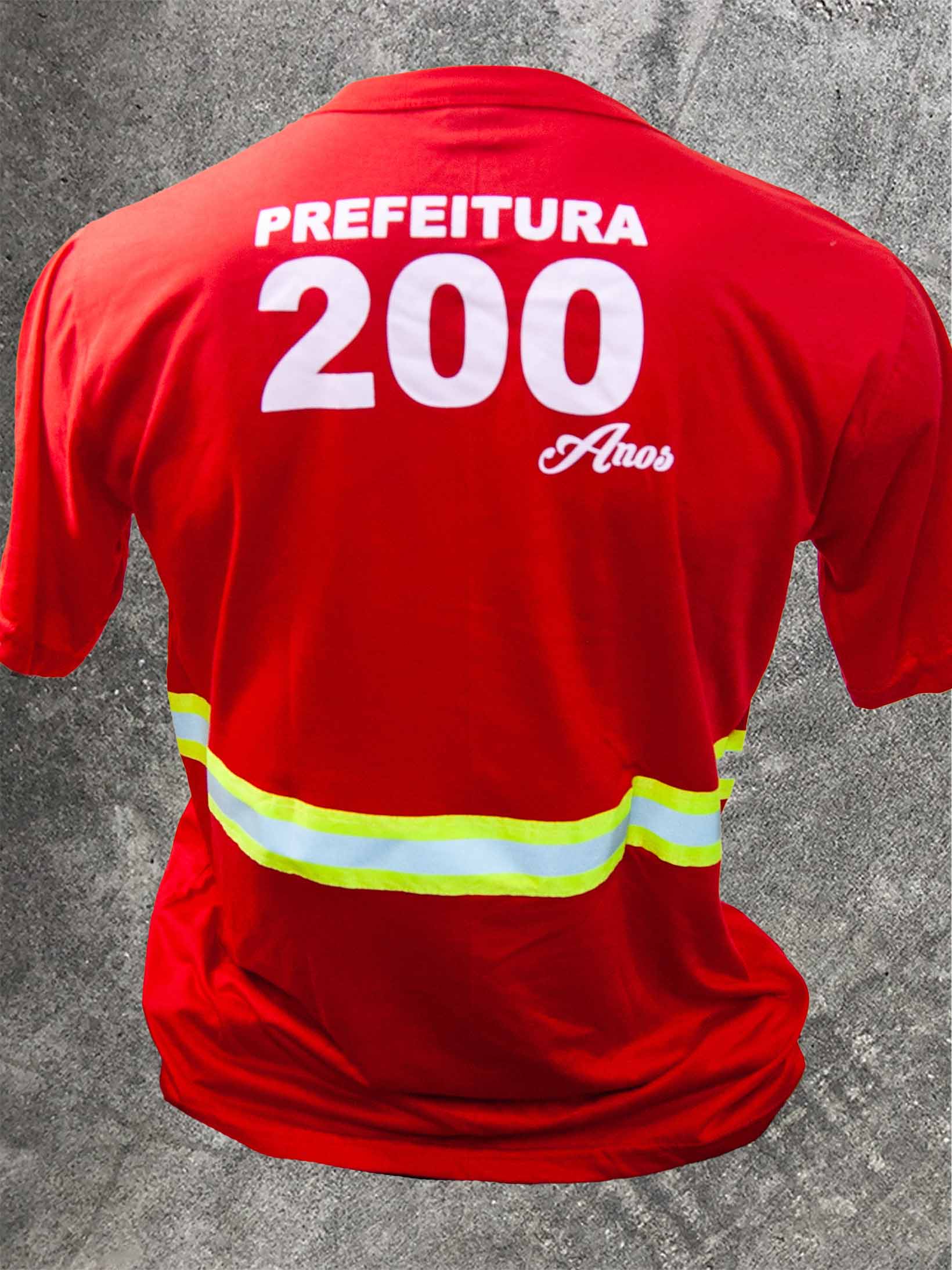 Costas de camiseta vermelha Prefeitura 200 anos