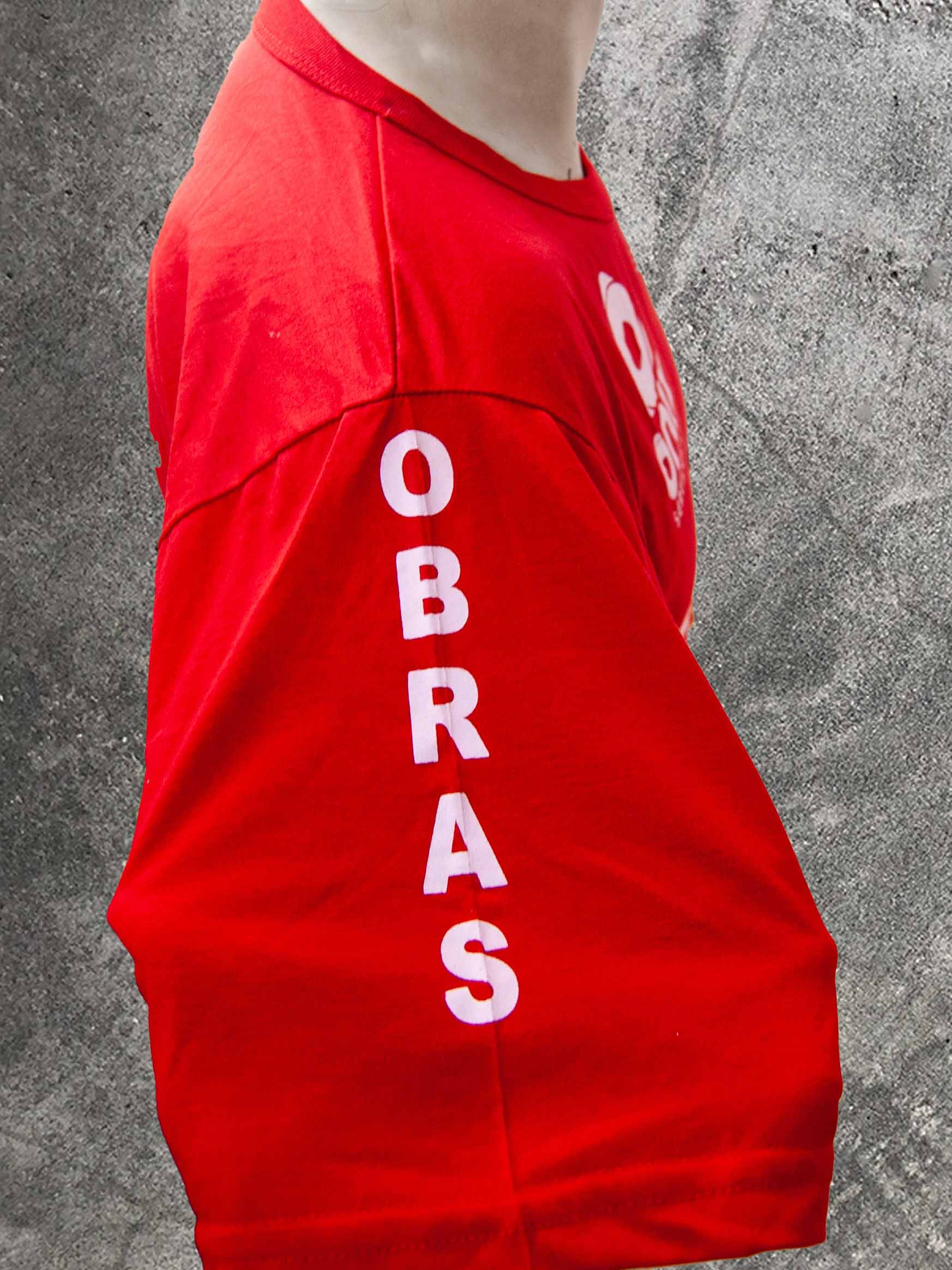 Detalhe da manga de camiseta Obras