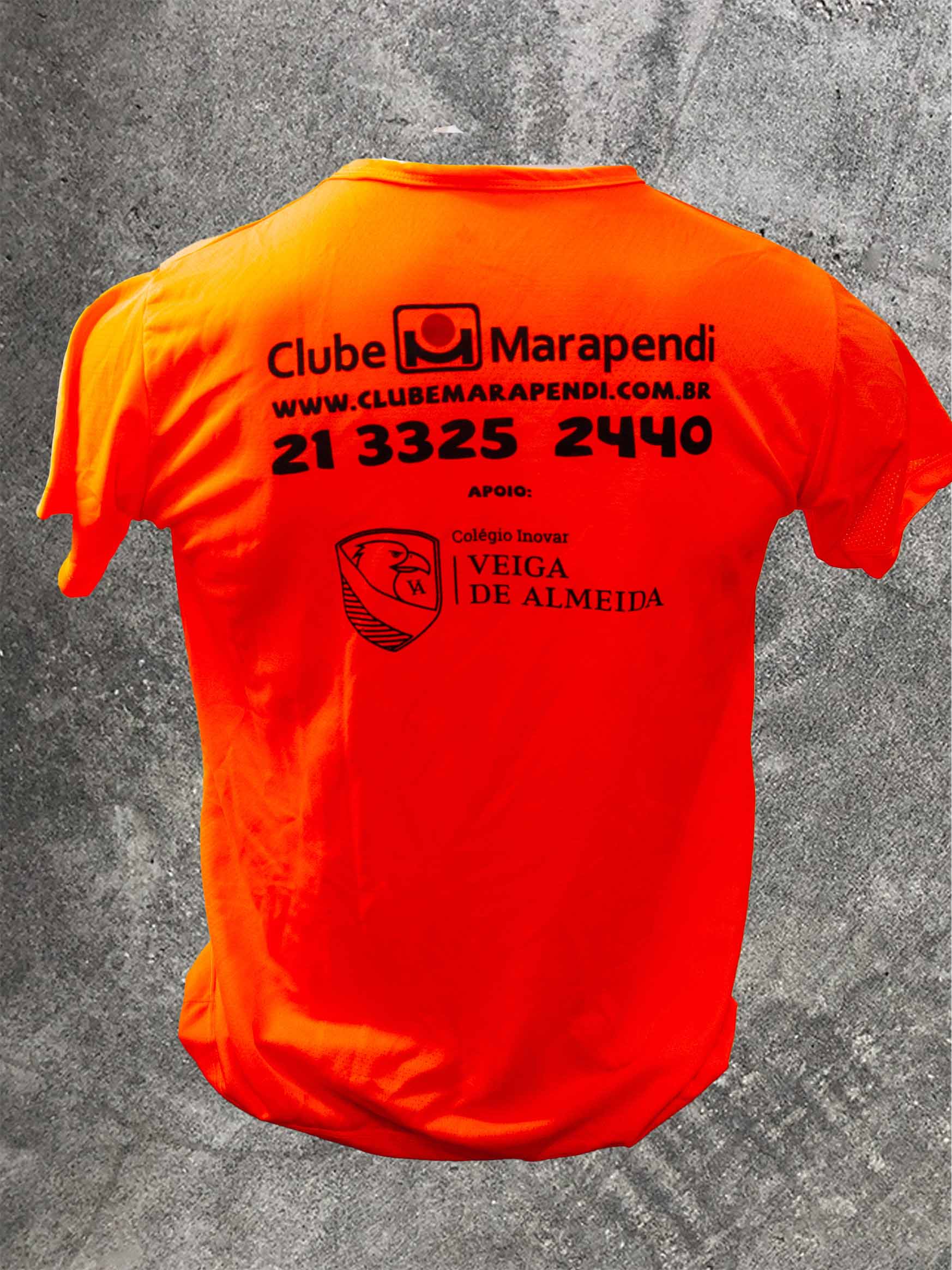 Costas de camiseta laranja Clube Marapendi