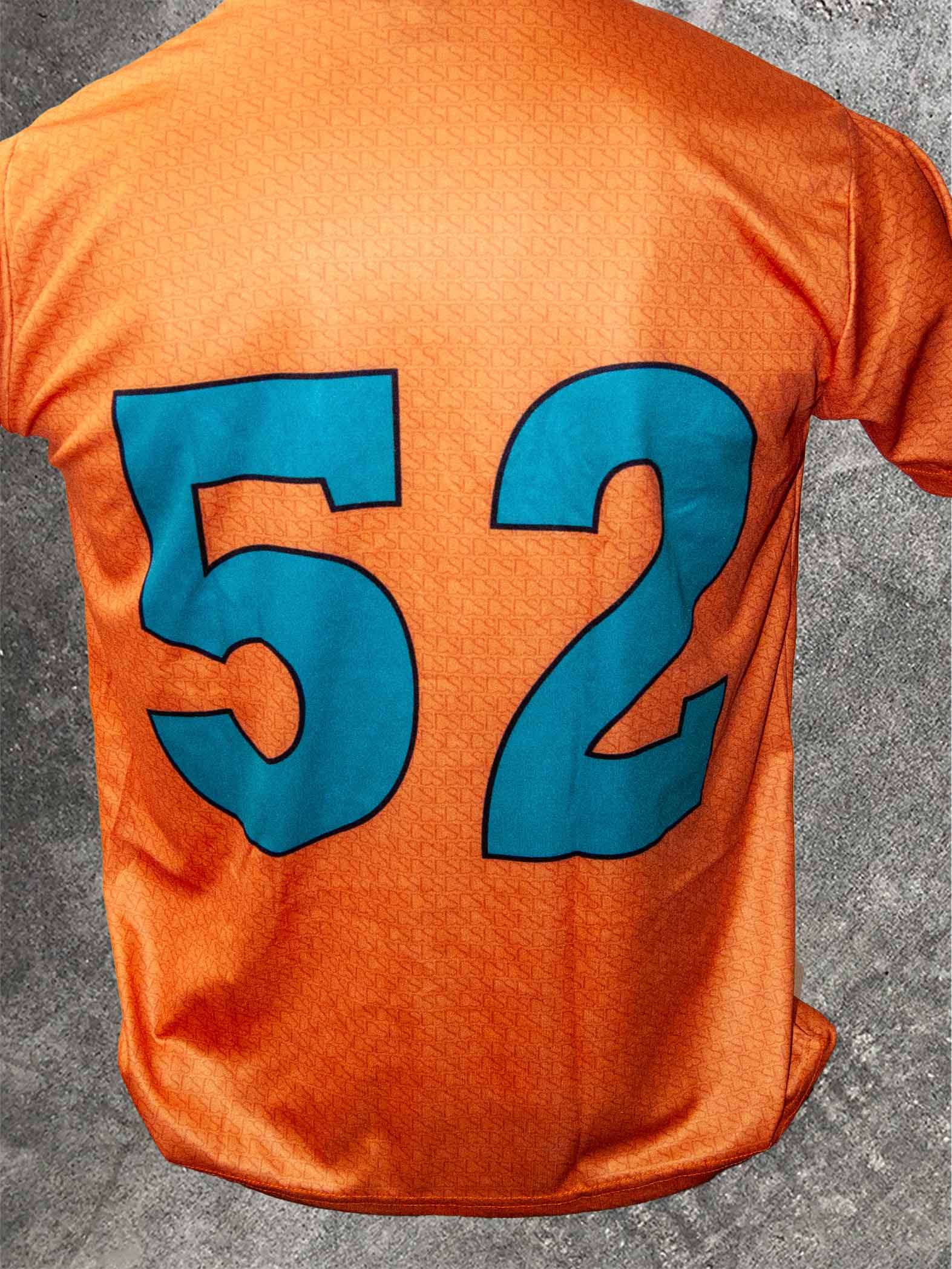 Costas de camisa laranja de time