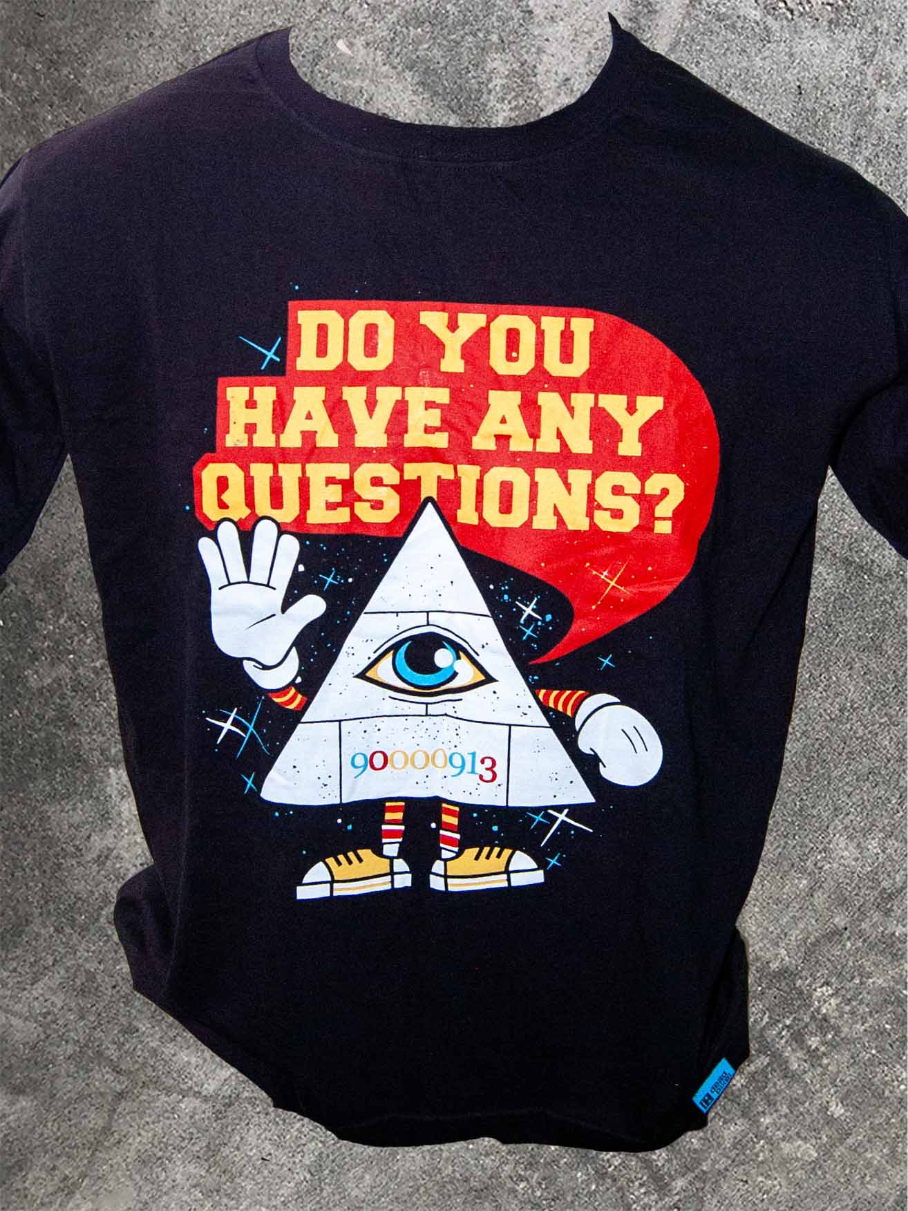 Camiseta preta com estampa de pirâmide